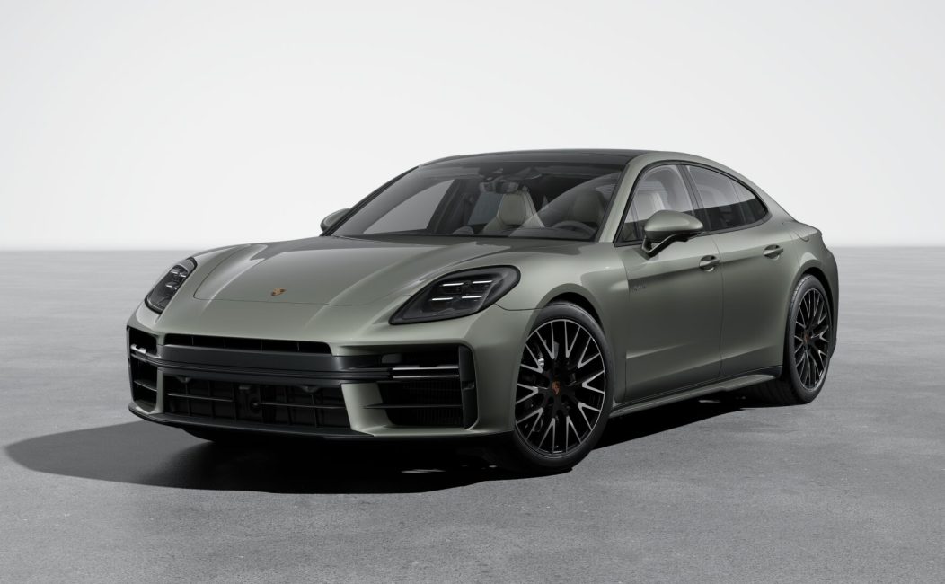 Porsche Panamera 4 E-Hybrid .
