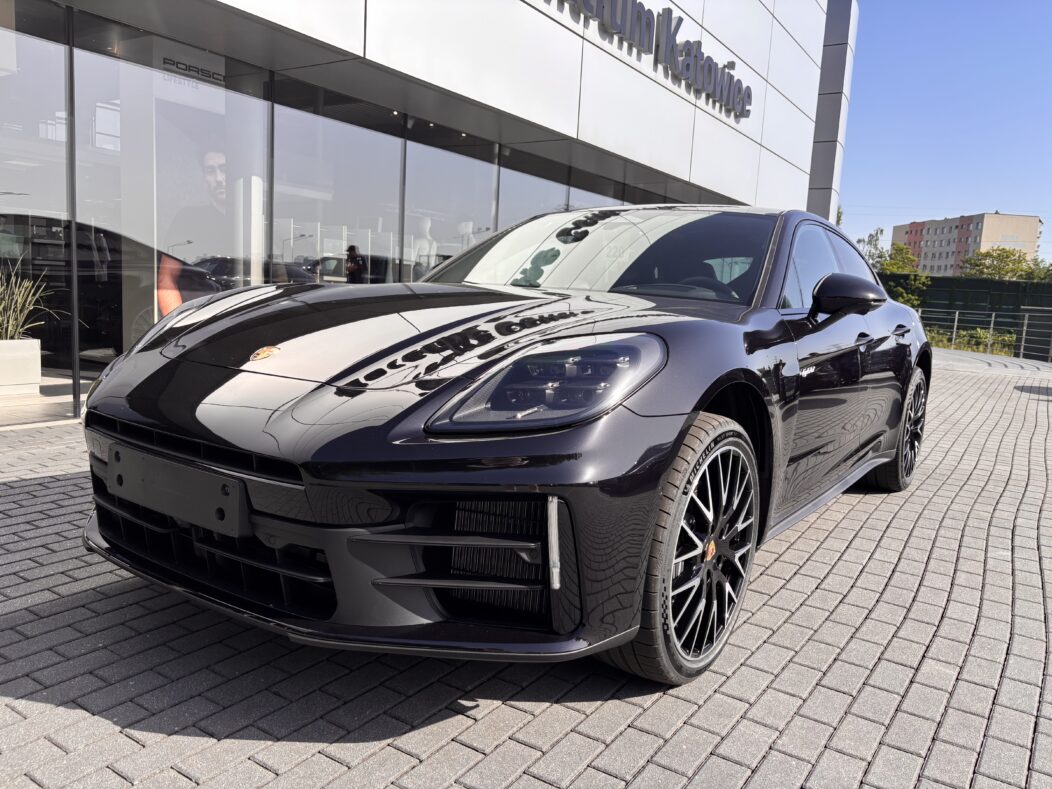 Porsche Panamera 4 E-Hybrid .