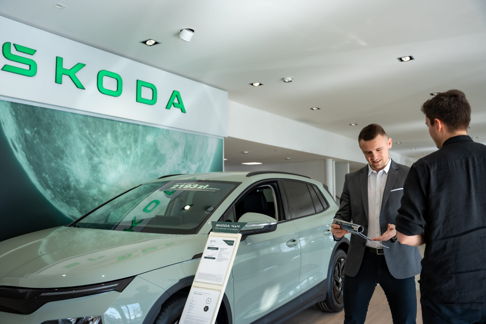 Skoda Elroq - handlowiec obsługuje klienta zainteresowanego modelem elektrycznym w salonie SKoda Lellek Opole