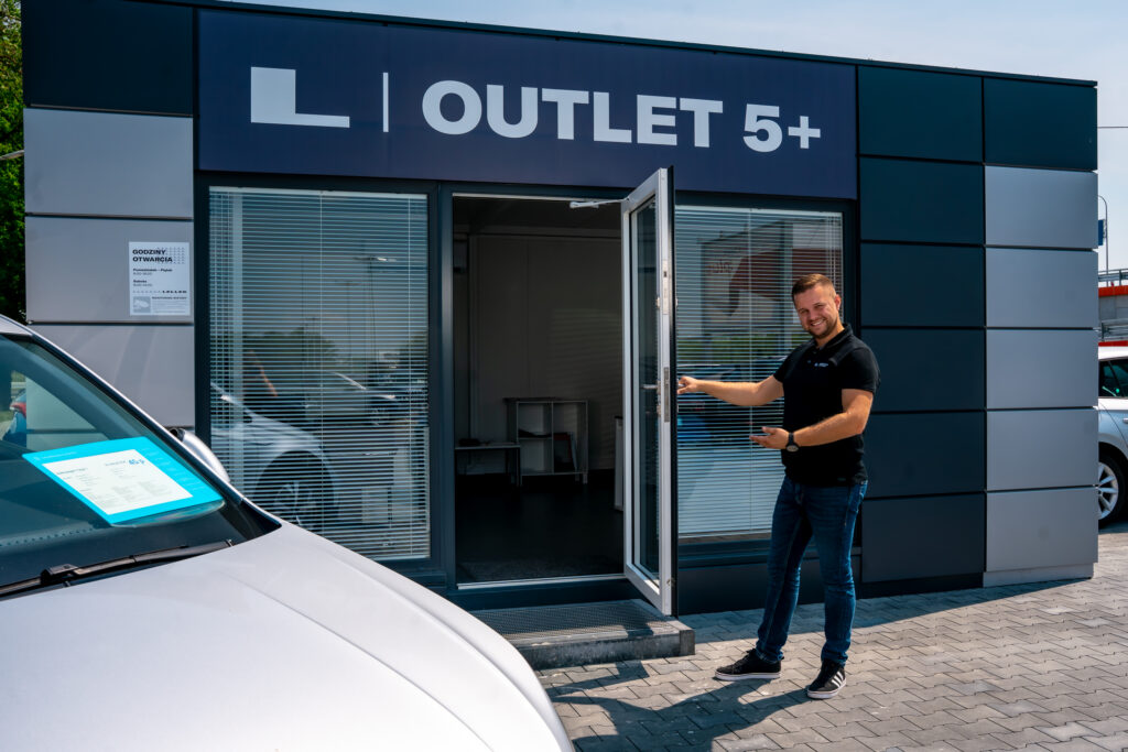 handlowiec zaprasza do salonu aut używanych LELLEK outlet 5+ w Opolu