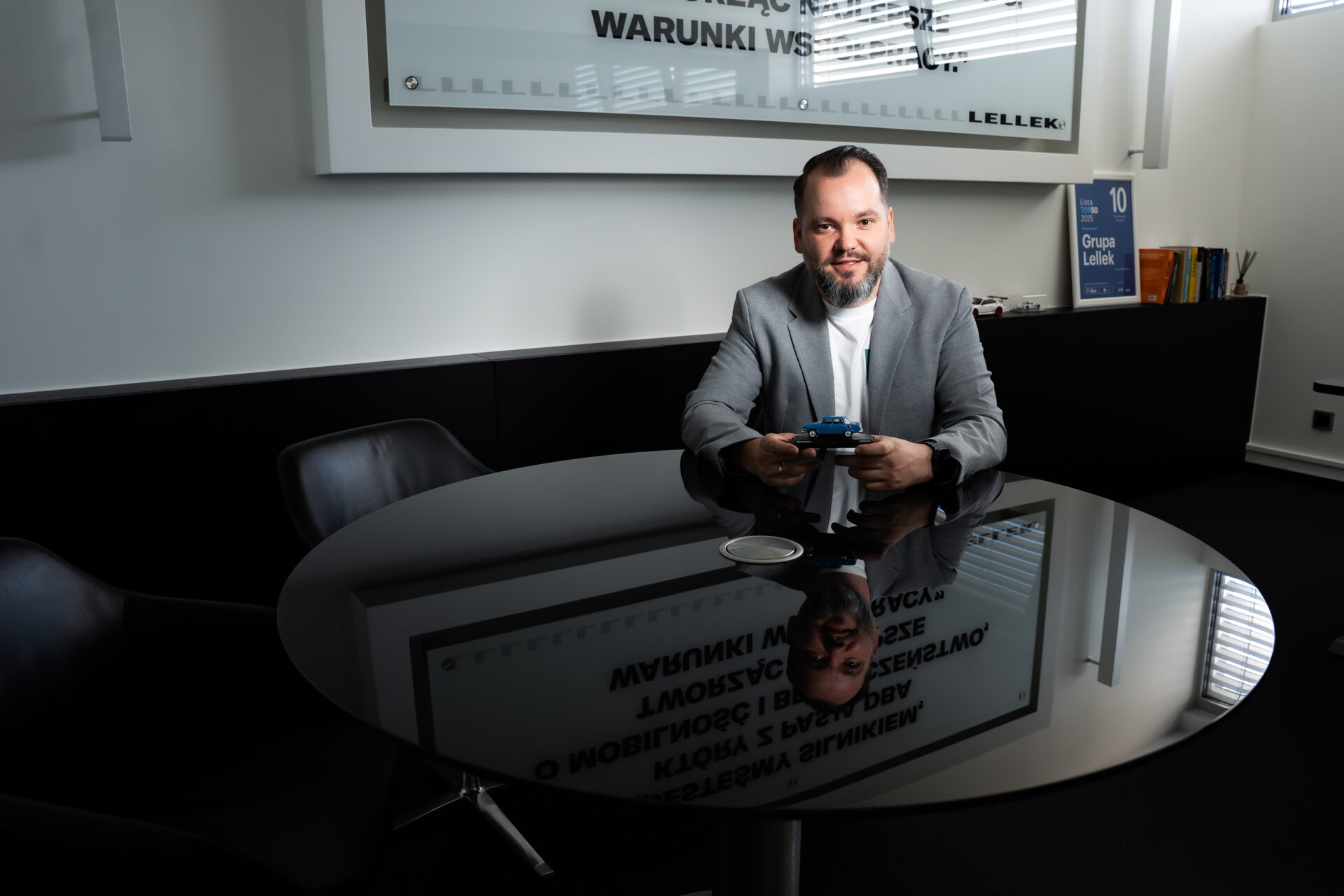 Błażej Jarząb w biurze