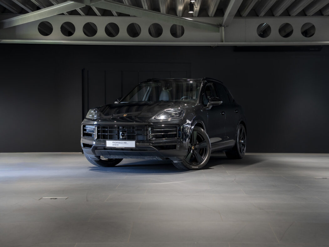 Porsche Cayenne Standard Chromite Black Metallic