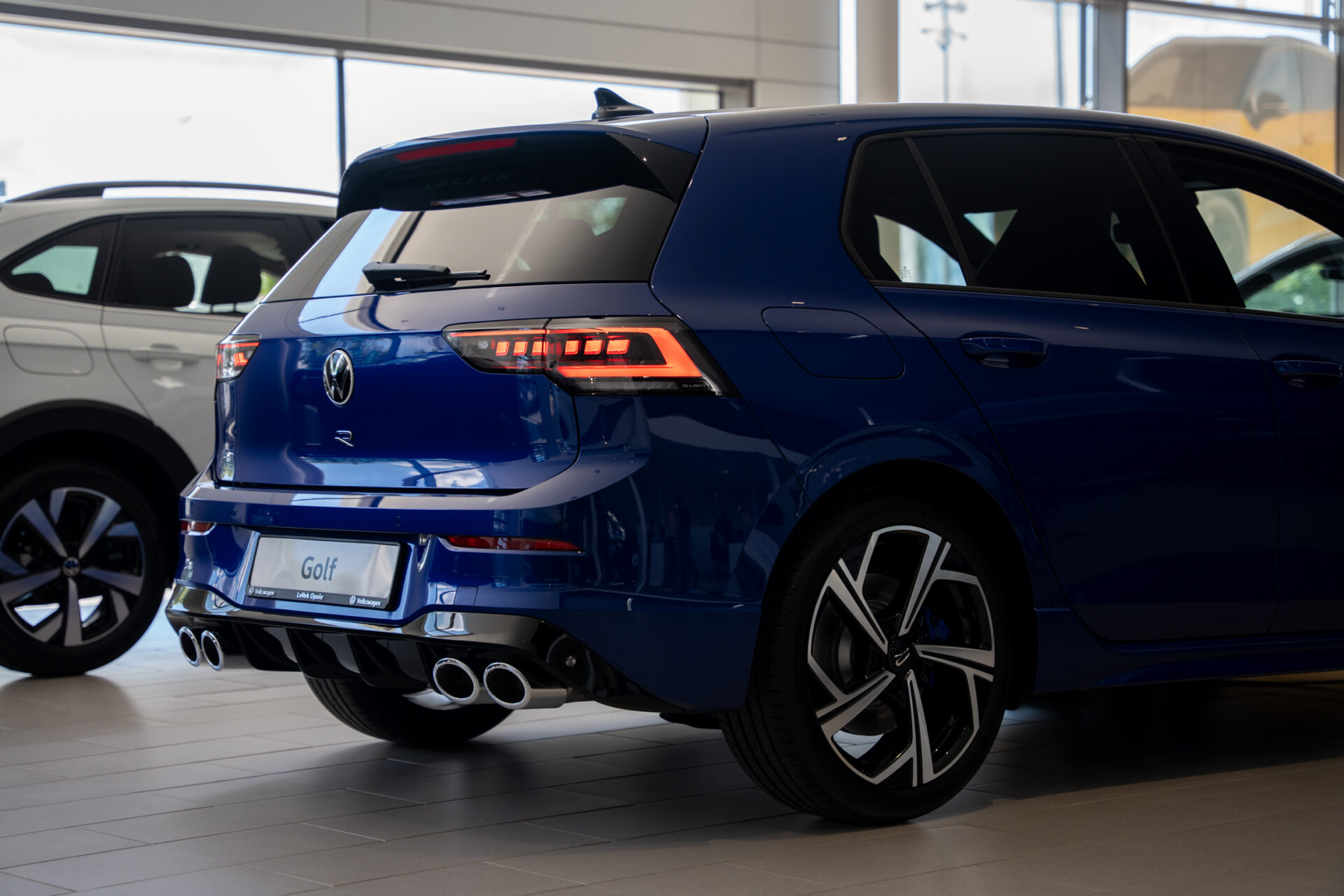 Boczna sylwetka Volkswagen Golf R z napędem 4MOTION, vw opole