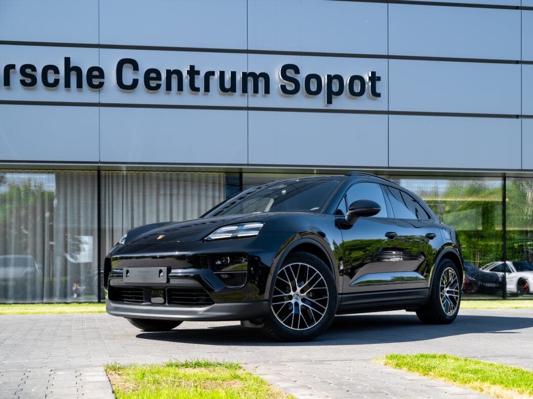 Porsche Macan 4 100kWh Jet Black Metallic