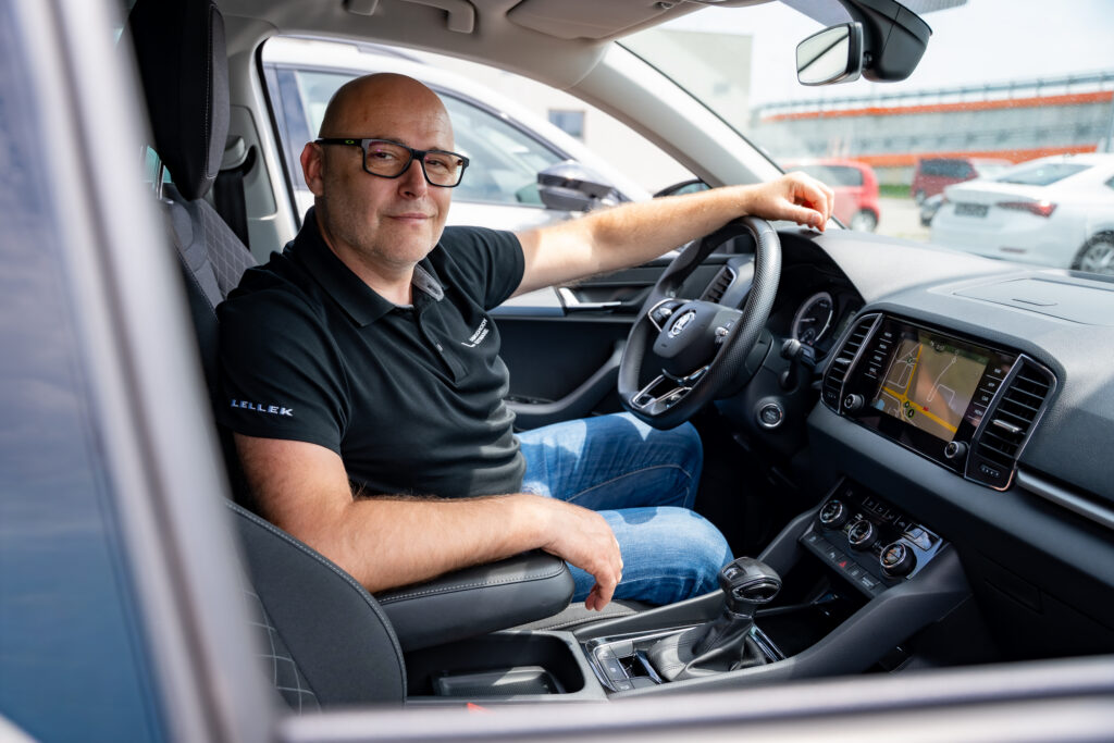 Specjalista odkupowy w samochodzie marki Skoda